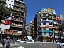 吉野家や宝くじ屋さんのある交差点を渡って直進