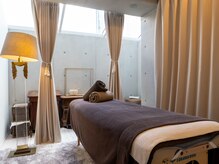 ヴォンリュクス 箕面店(Von Luxe)の雰囲気（こだわりのアンティーク家具で落ち着いた雰囲気のエステスペース）