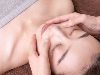 ファミ鍼灸整骨院の写真/【魔法のような小顔施術】小顔矯正×リフトアップ機器でエラ張り/むくみ/たるみにアプローチ♪