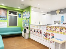 【待合室】落ち着いた空間でリラックスしてお待ちいただけます。