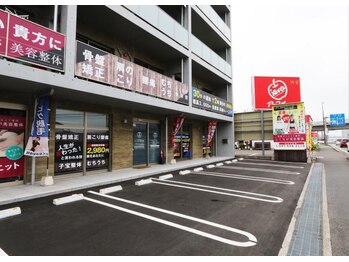 とくなが美容整体院/宗麟大橋そばの中古車アップル隣