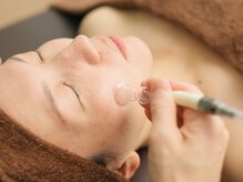 ただ洗うだけじゃない。泡で耕し、吸引で磨き上げる毛穴エステ