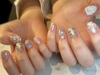 水色ベースのニュアンスネイル