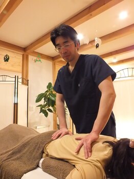 しとろ整体/背中への基本的な施術です。