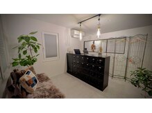 ネイロ(neiRo)の雰囲気(玄関を入ってすぐサロン入り口Instagram@eyelash.eyebrow_neiro)