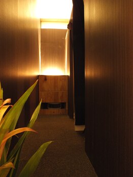 アワーグラス(HOURGLASS)/【店内廊下】