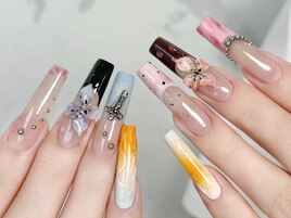 お気に入りを詰め込んだネイルに