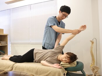 西の整体院/施術風景