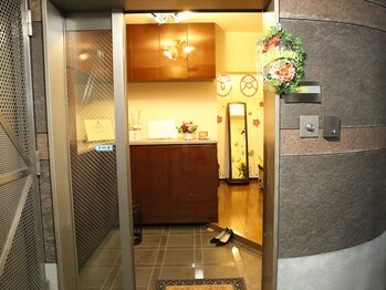 ヒラリオン(Hilarion)/サロン玄関(2)