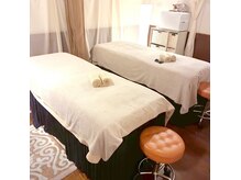 半個室のお部屋にて施術させていただきます（ペアも可能）