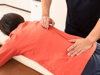 整体一真/背骨の際を走る筋膜にアプローチ