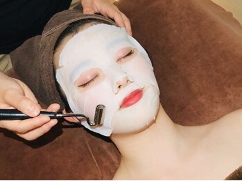 グレースフィオーレ 帯広店(gracefiore)の写真/夏の紫外線×毛穴ダメージを徹底美白ケア!!【炭酸パック】で引き締まった極上美肌×小顔へ♪