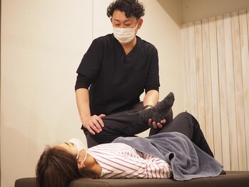 たけ整骨院 祐天寺/可動域を確認しながら歪み矯正