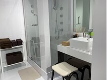 シャワーも完備。タオルも貸出していますので手ぶらでどうぞ！