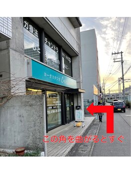 オザキ 西宮北口店(OZAKI)/突き当たりを左に進みます♪