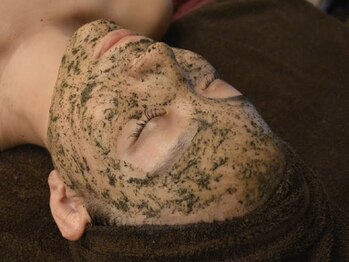 リノア(Rino'a)の写真/シミしわ,くすみでお悩みの方に！透明感抜群のツヤ肌を目指す贅沢ハーブピーリングで大人女性の美肌ケア♪