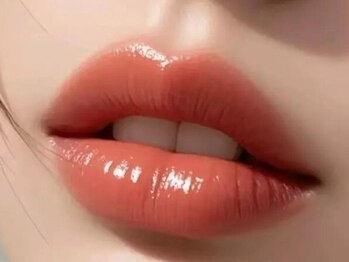 オーラ(AURA)の写真/【唇ヒアルリッチリップ】乾燥・縦じわを改善！30代以降の大人女性に◎短期間でふっくら、若々しい印象に♪