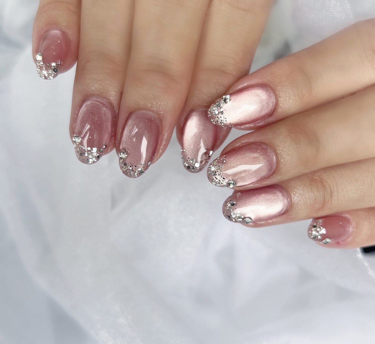 2025年-2026年冬トレンド】キラキラフレンチのネイルデザイン集｜人気