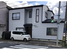 駐車可能。歩道を乗り上げて建物側に寄せてご駐車下さい。