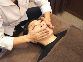アキュモ整体ラボの写真/【フェイスラインや法令線の悩み】フェイスラインやほうれい線を整え左右差のない自信が持てる理想のお顔へ