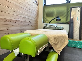 鍼灸治療院 森空堂 本院/施術室のテーマはログハウス