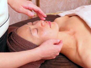 ホワイトローズ(White Rose)/絶妙タッチでつやつやお肌に