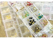 ネイルアンドビューティーサロン ビオラトリー(BIOLATORY)の雰囲気（カラー200色以上パーツストーン300種類）