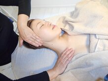 フェイシャル。オールハンド施術で、ほお、あごもすっきりと。