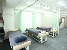 明るく清潔感のある店内です