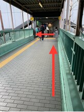 リユウ整体 江坂院(Re:you整体)/4番出口の階段を降ります