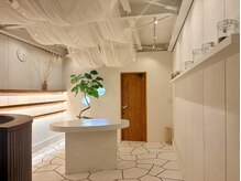 白を基調とした清潔感溢れる店内。