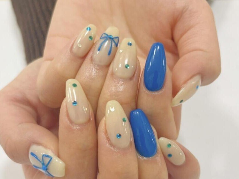 2025年-2026年冬トレンド】ブルー リボン ハンドのネイルデザイン集