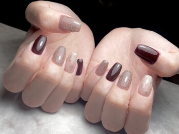 濃いカラーでシンプルデザイン