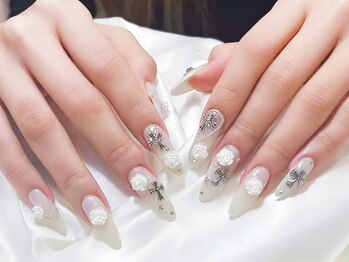 目立つ大粒ビジュー！