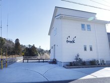 フリーク(freeK)の雰囲気（お店外観☆店舗入り口奥に2台、正面に1台（待機）駐車可能です！）