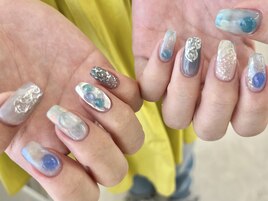 個性派ブルーニュアンスネイル