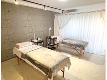 フラットなベットでリラックスして施術を受けていただけます♪