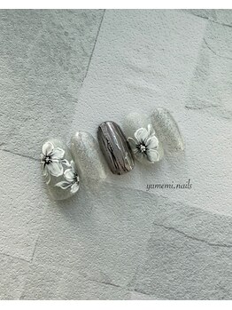 モノトーンの手描きフラワー