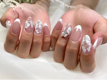 サロンドフォーエイチ(salon de 4H)/白色flowerウェディングネイル
