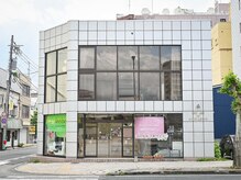 中央通り。盛岡駅から徒歩14分、バスもございます。