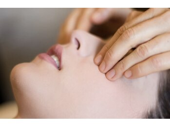 サロン憩の写真/【本格小顔コルギ】歴15年の確かな技術。たるみ・二重顎スッキリ！自信の持てる引き締まった小顔へ！