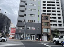 カラダにこ楽(KARADAにこ楽)の雰囲気（茶色い建物が当サロンです。）
