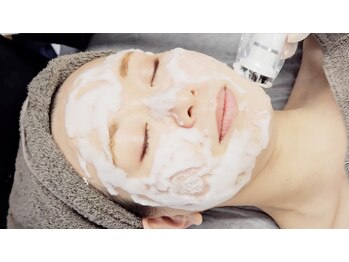 レルーナ ナナマルサン(LELUNA703)の写真/黒ずみ・開き毛穴を徹底ケア！炭酸プラズマでつるんと滑らかな素肌へ導く集中毛穴改善コース