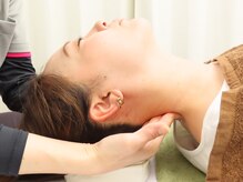 リラクゼーションサロン 心の雰囲気（デコルテ、ヘッド、首の凝りをほぐし血流が良くなるとスッキリ！）