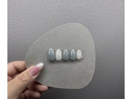 ブルーラメ×白ネイル