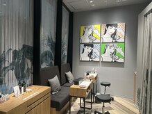 ヘアドレッサー バイ アトリエはるか 渋谷サクラステージ店(HAIR DRESSER)の雰囲気（ゆったりとしたソファ席での施術となります。）