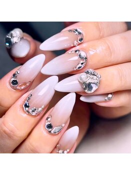 アジュールネイル 宝塚店(AzurNail)の写真/長さ出し可能サロンだからお客様一人一人の理想に合った長さ・形が可能◎宝塚駅近の好立地で通いやすい！
