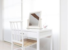 Rr.FACIAL郡山店　毛穴×たるみ×小顔専門店の雰囲気（自然光が入る位置で素肌の色を確認しながらメイク仕上げ。）