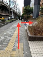 リユウ整体 江坂院(Re:you整体)/階段を降りた後に右へ曲がります