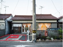 おかがわ鍼灸院の雰囲気（おかがわ鍼灸院　建物入口の目の前に専用駐車場を完備しています）